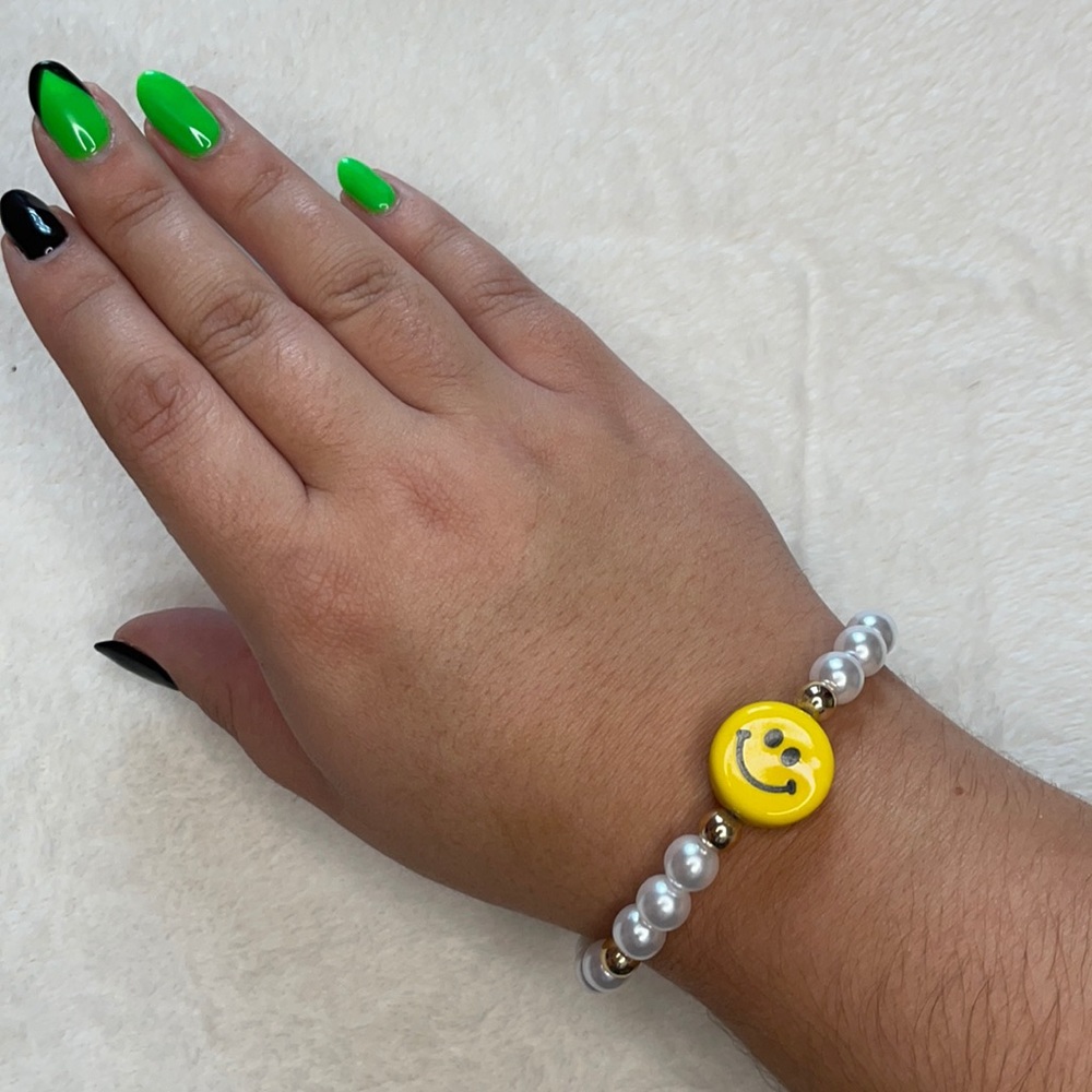 NWOT Smiley Face Pearl Bracelet
